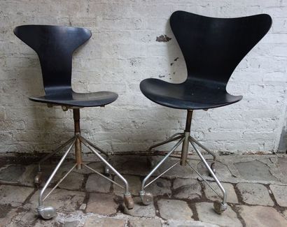 null *Arne JACOBSEN (1902-1971) design - Fritz HANSEN éd. Deux chaises de bureau...
