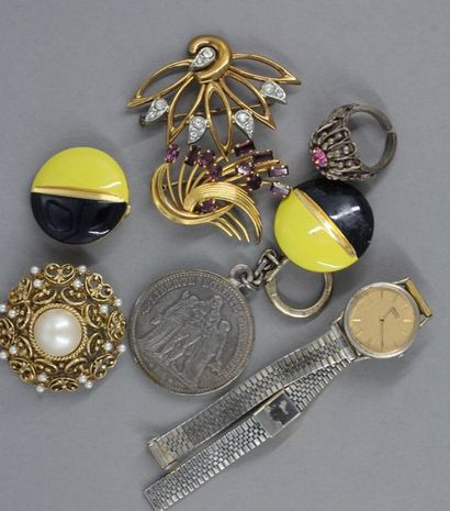null Lot de bijoux fantaisies dont un porte-clés orné d'une pièce de 5 FF Hercule...