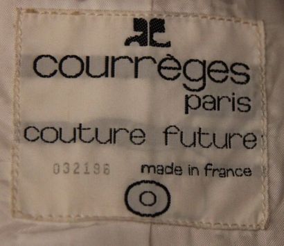 null COURREGES Paris Couture Future Manteau en coton satiné ivoire, col châle cranté,...