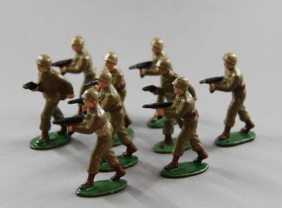 null QUIRALU : Infanterie après 1940 : 7 soldats à l’assaut P.M. et 2 Officiers avec...