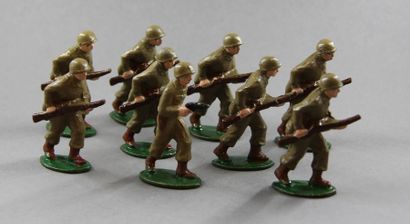 null QUIRALU : Infanterie après 1940 : 8 soldats à l’assaut avec fusil et Officier...