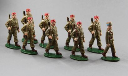 null QUIRALU : Infanterie après 1940 : Officier et 8 soldats en calot, au défilé...