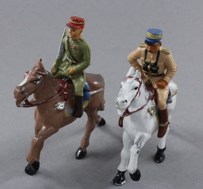 null QUIRALU : 2 officiers à cheval, au défilé, démontables.