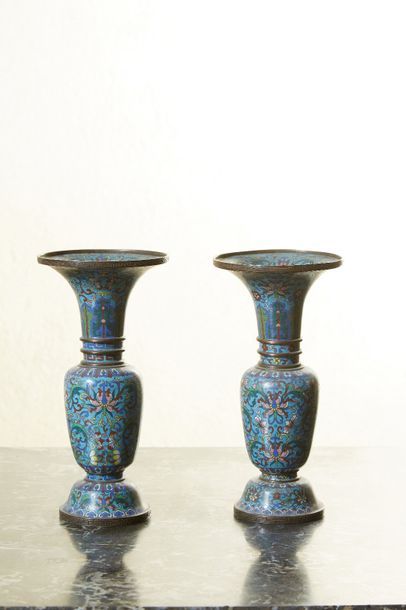 null Paire de vases de forme Gu en bronze, à décor en émaux cloisonnés polychromes...