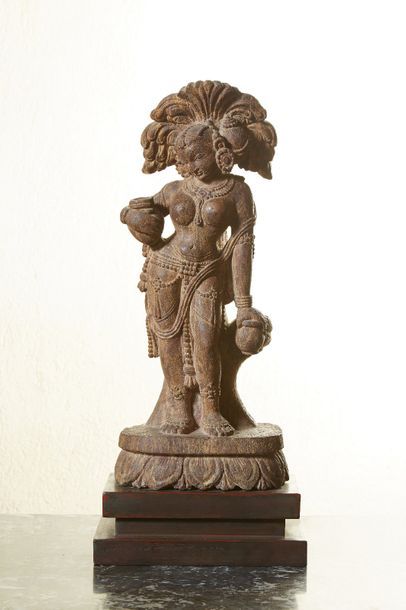 null Sculpture en grès, représentant une divinité féminine portant un vase à eau...