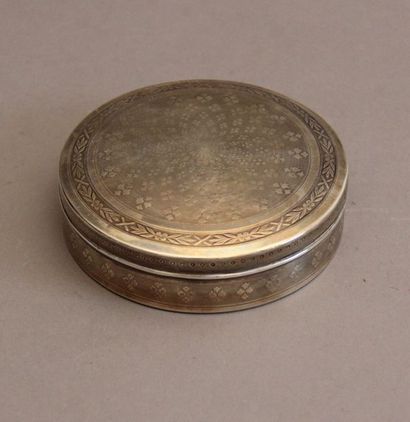 null Boite ronde couverte en argent 950°/°° guilloché, pds : 133 g.