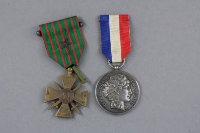 null 1 médaille Croix de guerre 1914-1918, avec citation à l'ordre du régiment médaille...