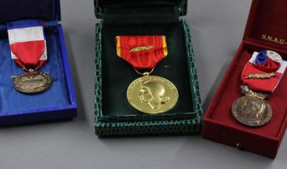 null Lot de médailles militaires et en miniatures dont une croix du combattant, deux...