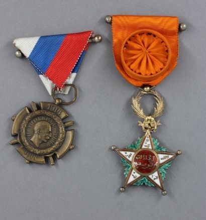null Lot de deux médailles militaires : - Médaille tunisienne d'officier de l'ordre...