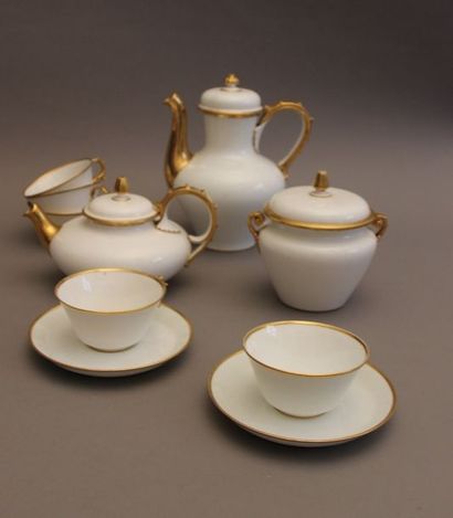 null SEVRES (porcelaine dure) : Service à thé et à café en porcelaine à décor or...