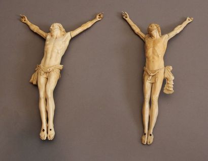 null Lot en ivoire sculpté, comprenant deux Christ, la tête inclinée vers la gauche,...