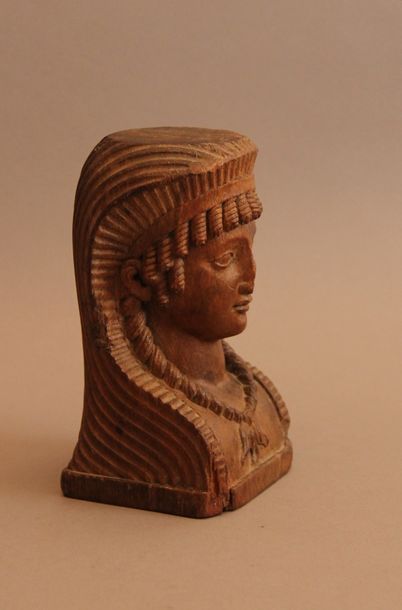 null 
Élément de décoration en bois sculpté représentant une tête d’égyptienne.


Époque...