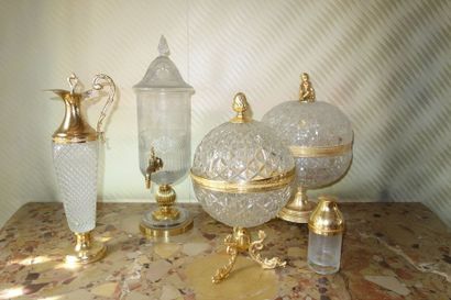 null Lot de carafes, bols couverts en cristal à monture en métal doré dépareillé...
