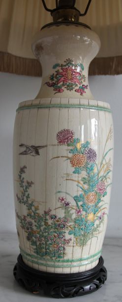 null Vase en faïence à décor de fleurs émaillées, Satsuma Japon (monté en lampe)...