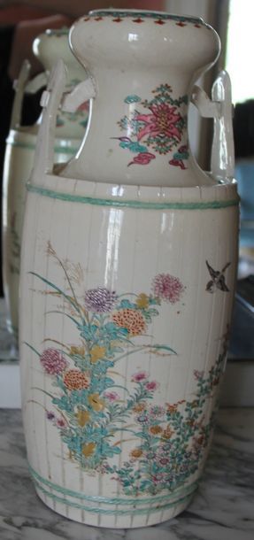 null Vase à anses en faïence à décor de fleurs, Satsuma Japon