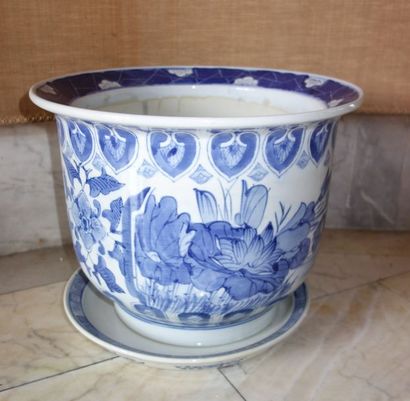 null Cache-pot en porcelaine blanc bleu et sa coupelle, Chine moderne H : 30 D :...
