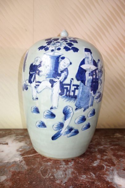null Potiche couverte en porcelaine céladon à décor de personnages, Chine. H : 33...