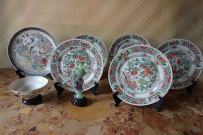 null Lot de six assiettes et une coupelle en porcelaine dans le style de la famille...