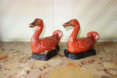 null Paire de vases couverts en forme de canard en céramique rouge, Chine