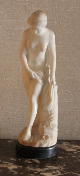 null Statuette en pierre blanche représentant un nu féminin