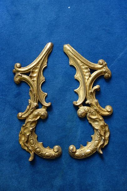 null Deux éléments en bois sculpté doré à décor de volutes rocailles L = 57 cm