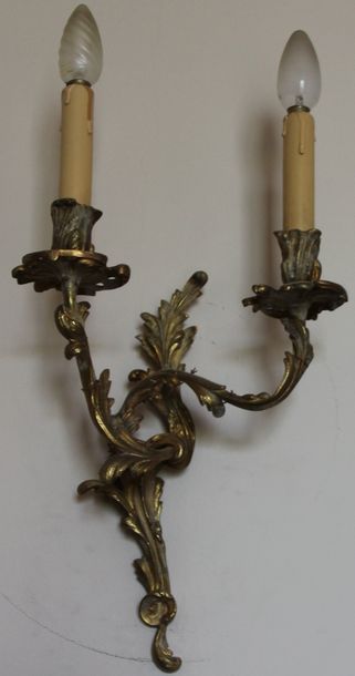 null Paire d'appliques en bronze à deux lumières style Louis XV H : 34 cm