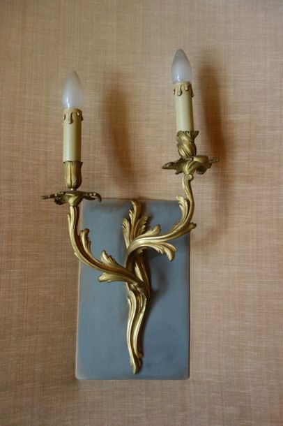 null Trois appliques en bronze doré à deux lumières, style Louis XV H : 42 cm.