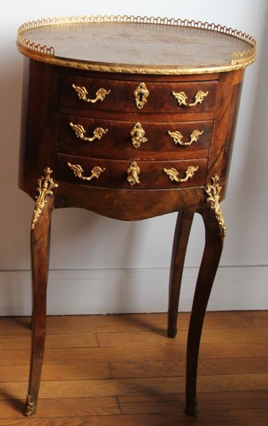 null Table de salon ovale en bois de placage à trois tiroirs Style Louis XVI (manque...