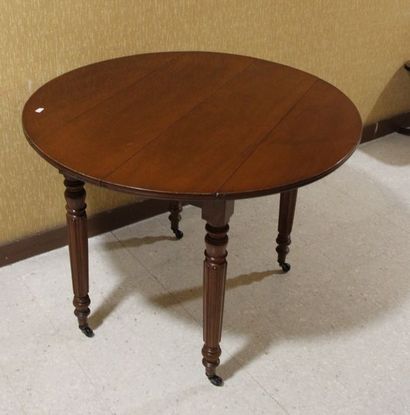 null Table de salle à manger en acajou, époque Louis Philippe H : 70 D : 95 cm.