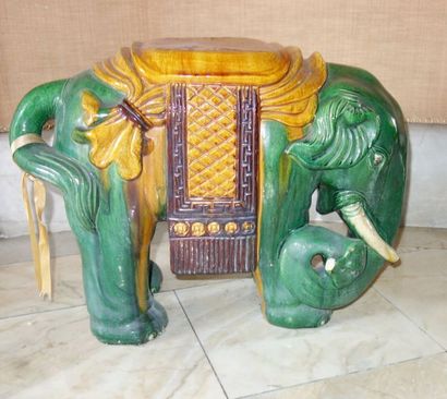 null Sellette en céramique polychrome en forme d'éléphant H : 40 L : 53 cm. (acc...