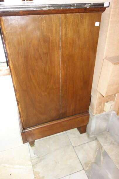 null Commode en placage de ronce ouvrant à quatre tiroirs, plateau en marbre, XIXème...