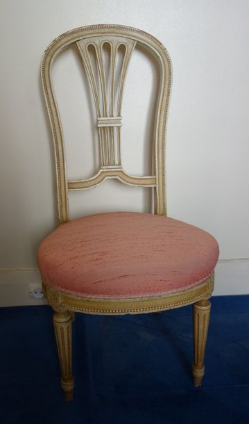 null Chaise basse en bois laqué blanc à dossier ajouré gerbe, style Louis XVI H =...