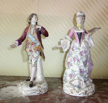 null Paire de statuettes en porcelaine polychrome représentant un couple, dans le...