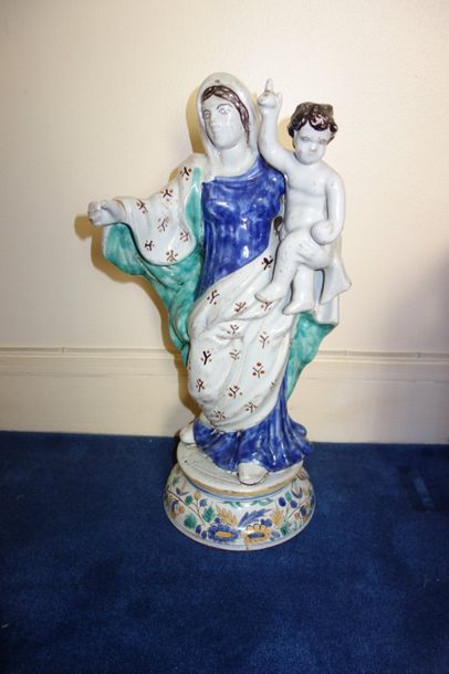 null Sculpture en faïence polychrome représentant la Vierge à l'Enfant H : 49 cm