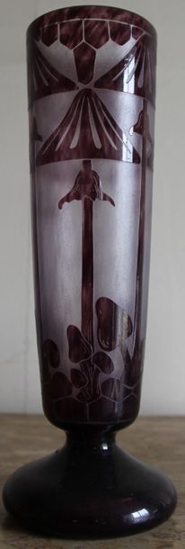null Vase sur pied en verre mauve gravé de champignons H : 31 cm