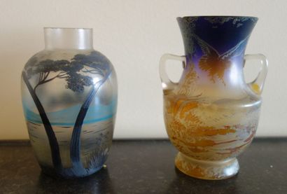null Deux vases en verre à décor peint ou irisé H : 12,5 cm