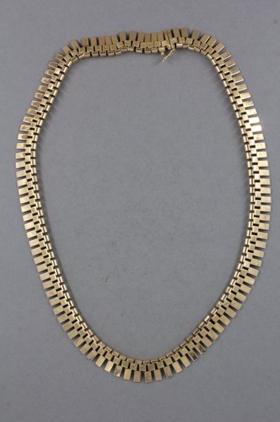 null *Collier en or jaune 18k à maillons plats articulés, pds : 44,9 g.