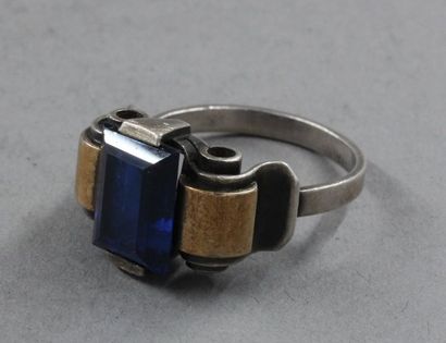 null *Bague en or 18k et argent 800°/°° sertie d'une pierre bleue, pds brut : 6,9...