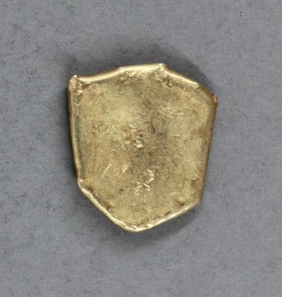 null Une petite plaque en forme de jeton en or 18k, pds : 31,1 g.