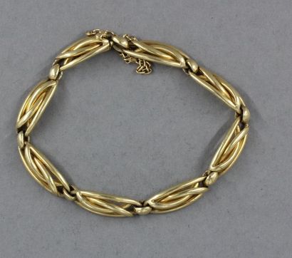 null Bracelet en or jaune 18k à huit maillons entrelacés, pds : 26,3 g.