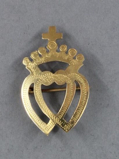 null Broche-pendentif vendéenne en or jaune 18k à double cœur couronné sommé d'une...