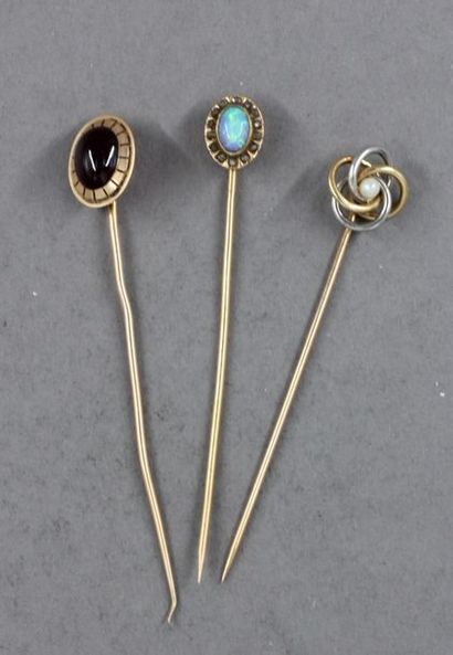 null Trois épingles à cravate en or 18k ornées d'une opale, d'une perle, d'un cabochon...