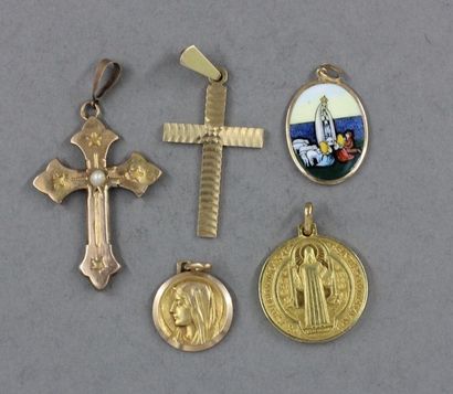 null Cinq pendentifs religieux en or jaune 18k, perle et émail, pds : 3,4-6,9-3,2...