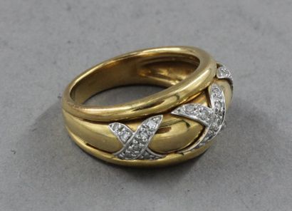 null Bague en or jaune et gris 18k ornée d'un ruban pavé de pierres blanches, TDD...