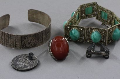 null Lot de bijoux en argent 800°/°° : - bracelet rigide, pds : 22,4 g. - bague sertie...