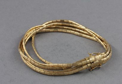 null Bracelet formé de cinq lanières souples en or jaune 18k, L : 19,5 cm., pds :...