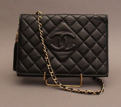 null CHANEL Sac 23cm en cuir agneau matelassé noir, fermeture pression aimantée sur...