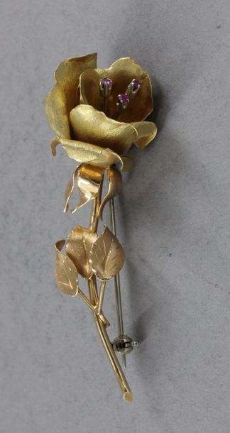 null Broche en or jaune 18k en forme de fleur sur sa tige, les pistils sertis de...