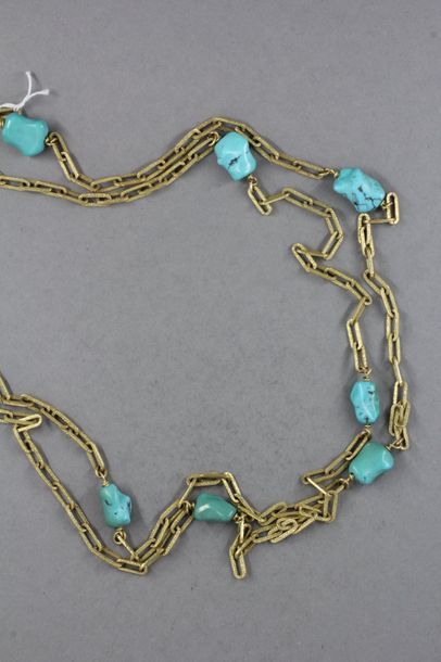 null Chaine de cou en or jaune 18k et turquoises, pds brut : 62,6 g.