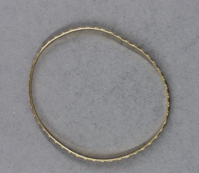 null Bracelet rigide en or jaune 18k gravée d'une frise de cercles, pds : 7 g.